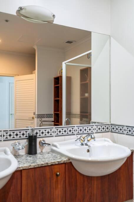 Spacious Penthouse With Spectacular Harbour Views! Окленд Экстерьер фото
